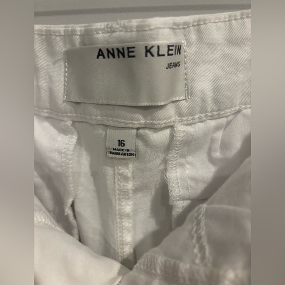 Anne Klein Classic White Shorts - Picture 3 of 4